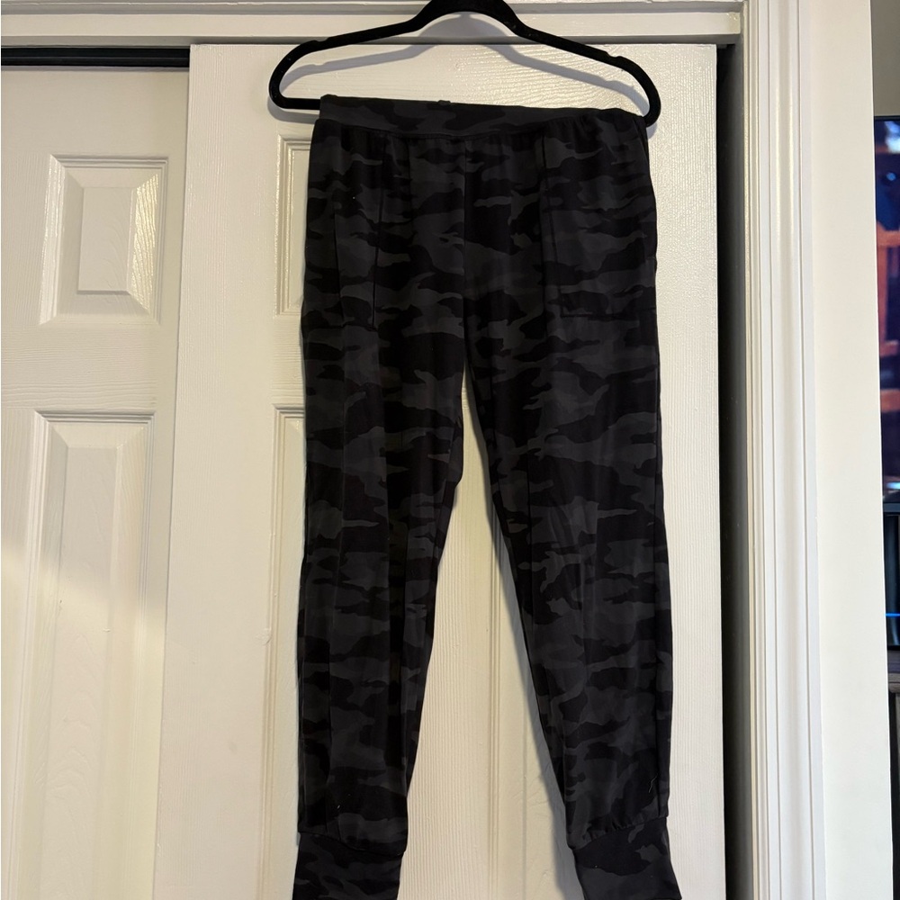 Athleta Gray Camo Salutation Joggers